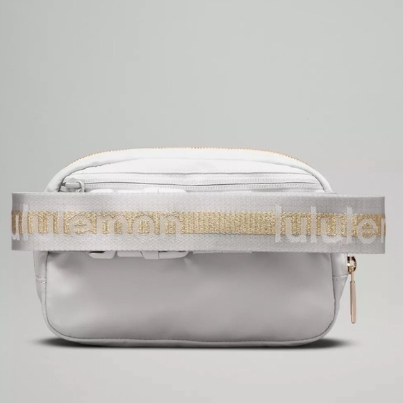 Lululemon Everywhere Belt Bag in Vapor/Gold/White - Picture 2 of 8